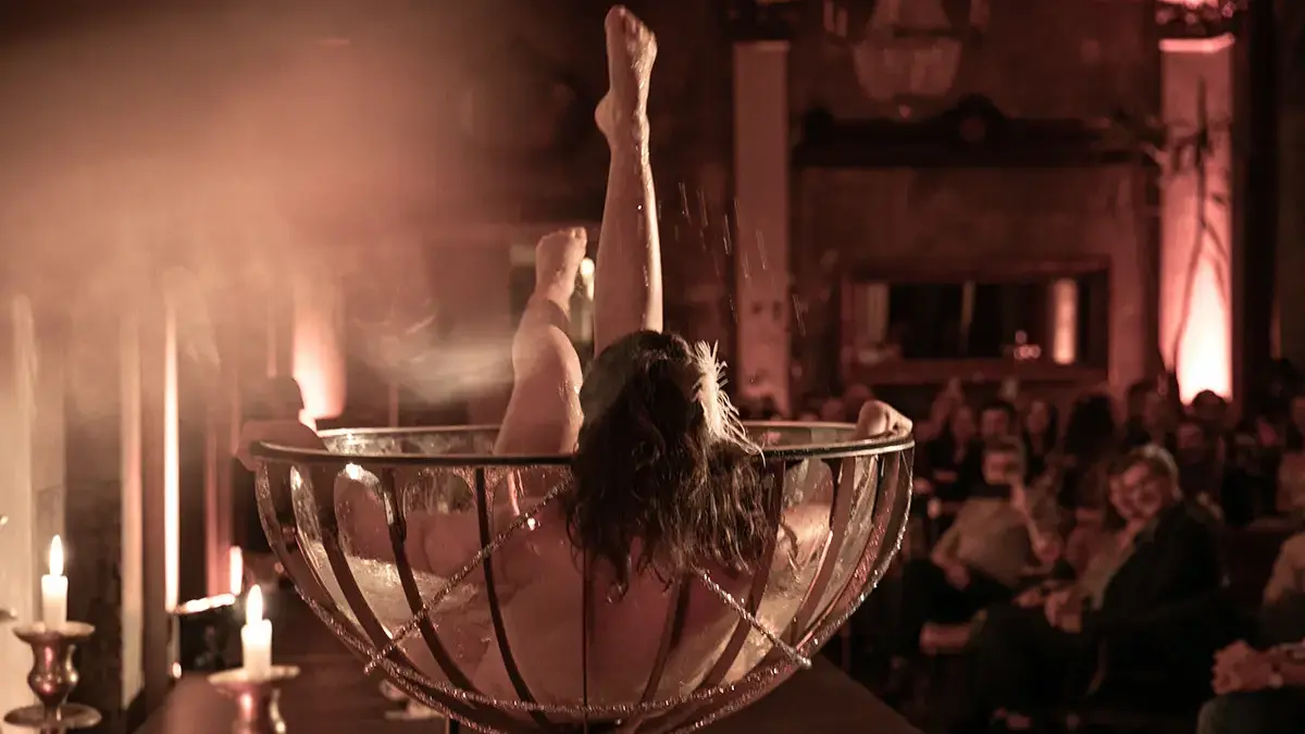 Aurora Elysion - Showact - Champagnerglas